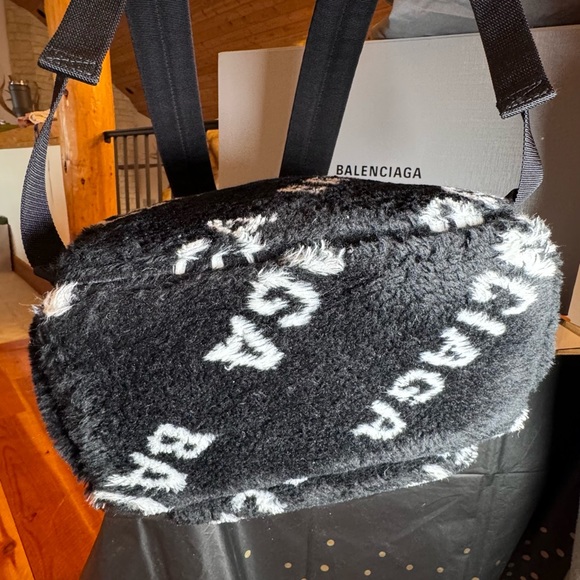 Balenciaga, backback, medium/lg, fluffy, like New - Picture 5 of 10